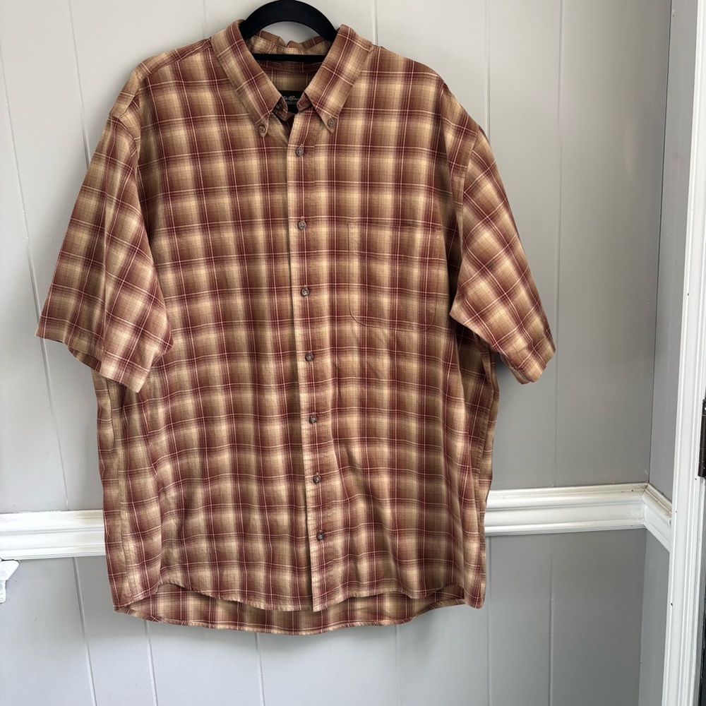 Eddie Bauer men’s short sleeve plaid button down shirt. Relaxed fit Size XL-Tall